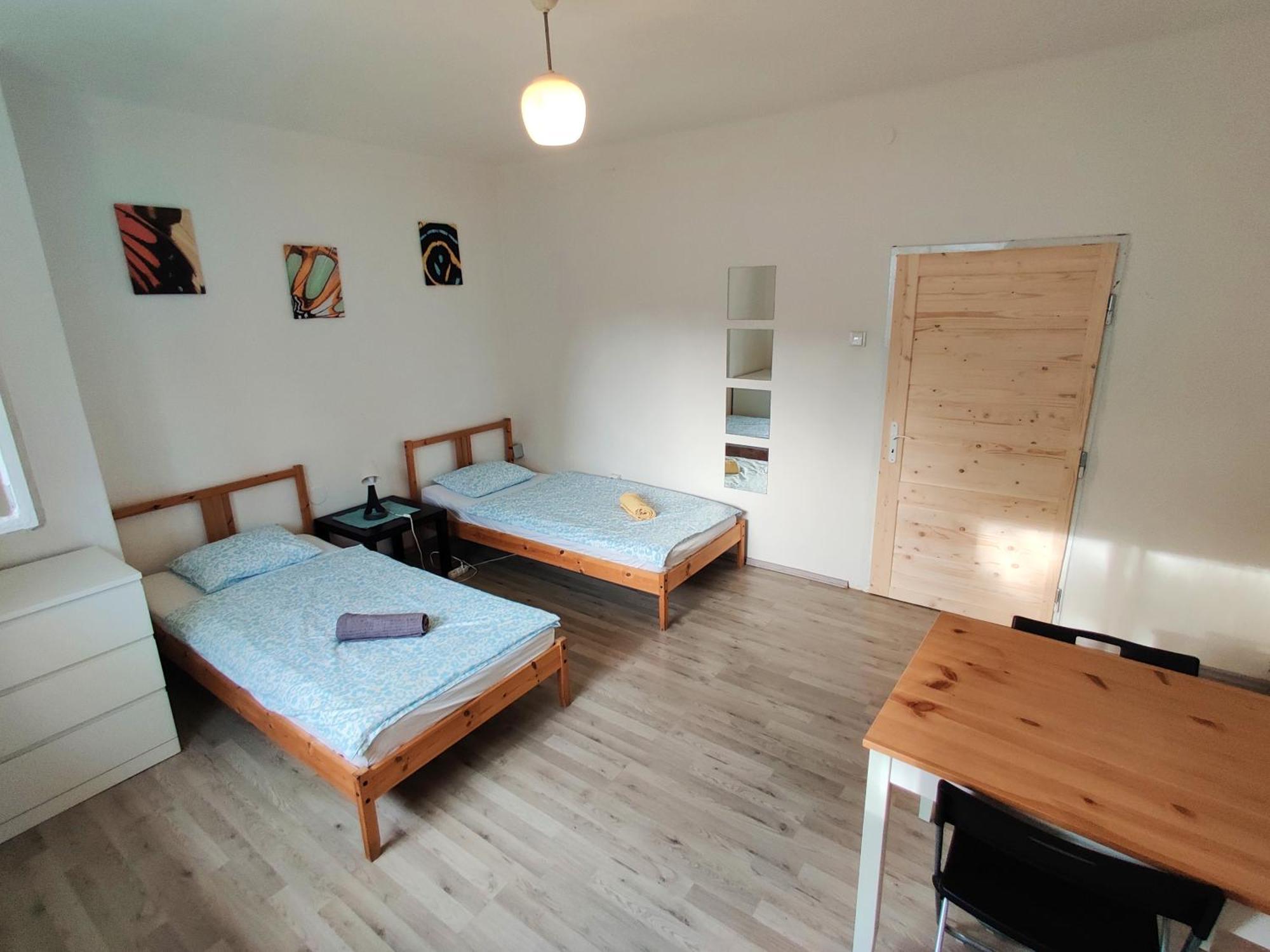 In House With Private Parking And Garden * Praag